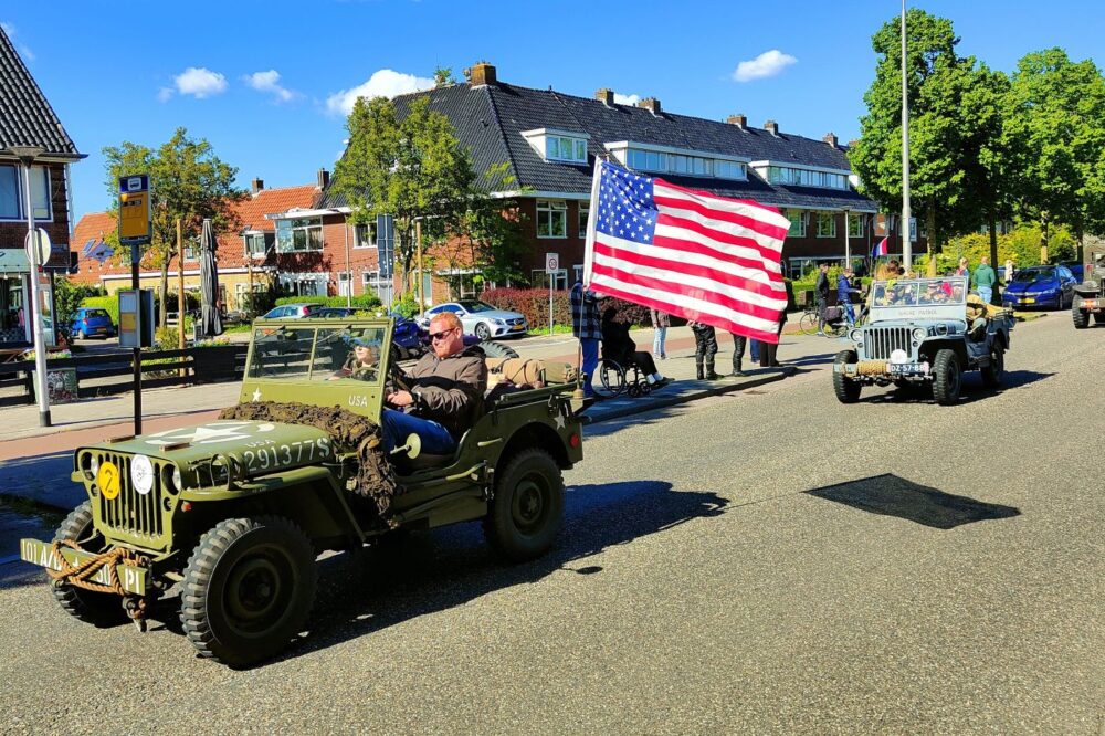Grote stoet met oude legervoertuigen in Leeuwarden
