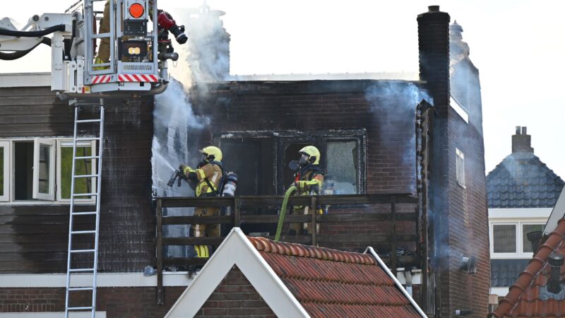 Veel rookontwikkeling bij brand op dakterras bovenwoning in Leeuwarden