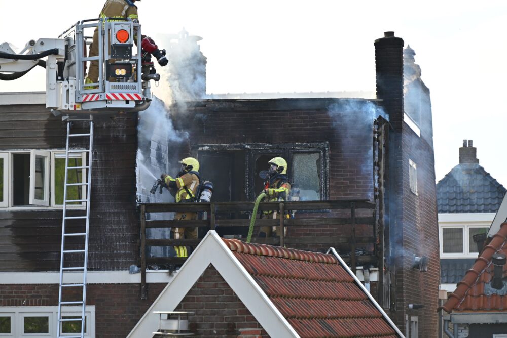 Veel rookontwikkeling bij brand op dakterras bovenwoning in Leeuwarden