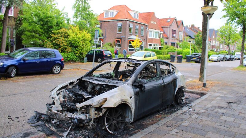 Geparkeerde Tesla in Leeuwarden door brand verwoest