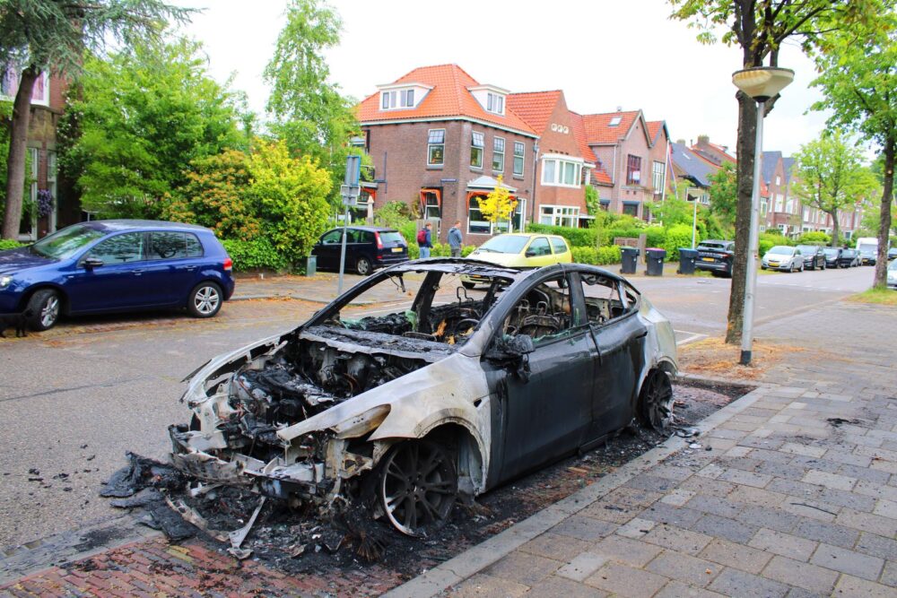 Geparkeerde Tesla in Leeuwarden door brand verwoest