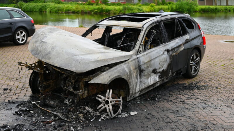 Geparkeerde BMW uitgebrand