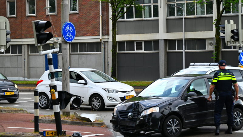 Auto botst tegen verkeerslicht