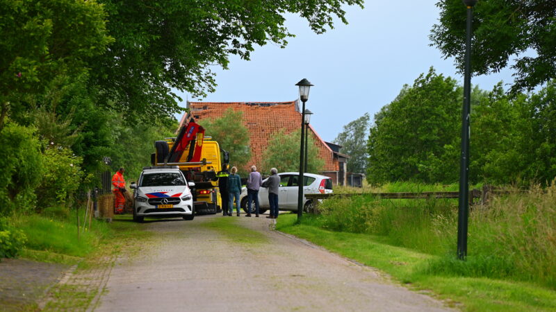 Ongeluk zorgt voor auto in sloot