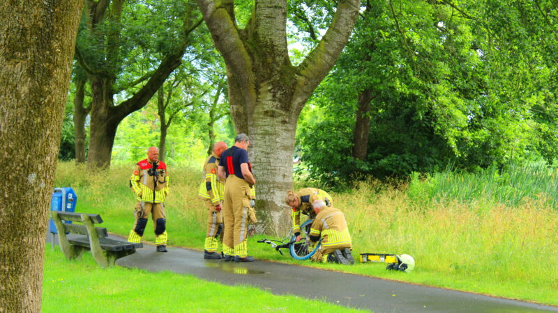 Brandweer bevrijdt vastzittende fietser in Leeuwarden