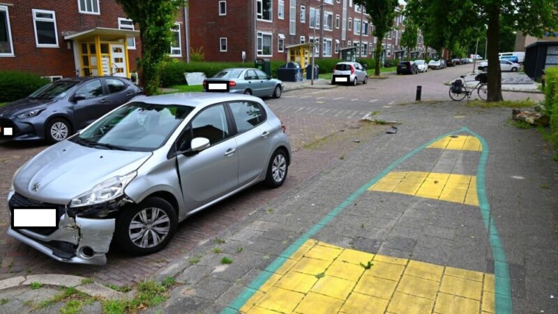 Automobilist botst tegen muurtje