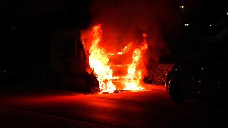Bedrijfsbus gaat in vlammen op in Leeuwarden