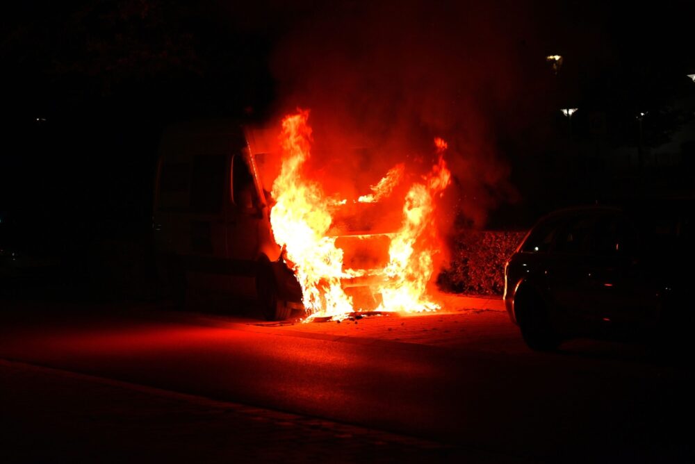 Bedrijfsbus gaat in vlammen op in Leeuwarden