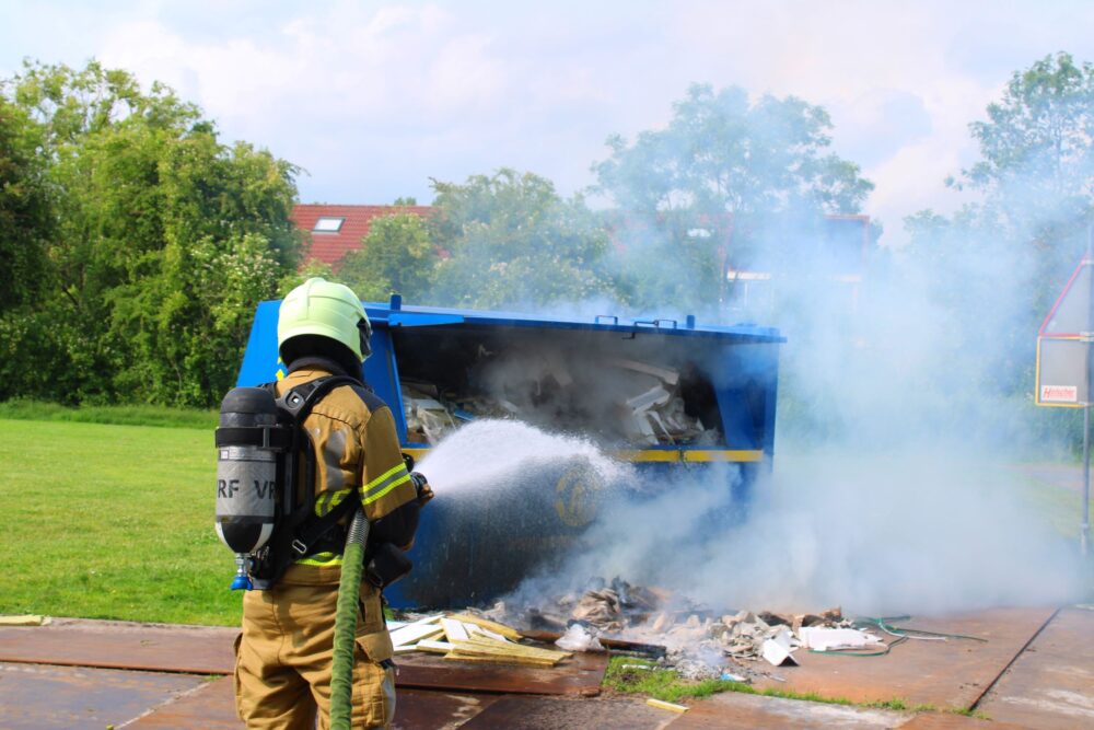 Brandweer blust containerbrand in Leeuwarden