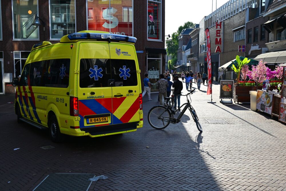 Fietsster gewond na botsing met scooter in Leeuwarden