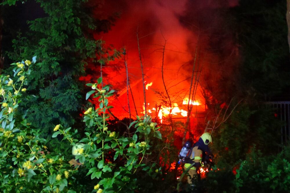 Gebouw van jeu de boulevereniging vat vlam