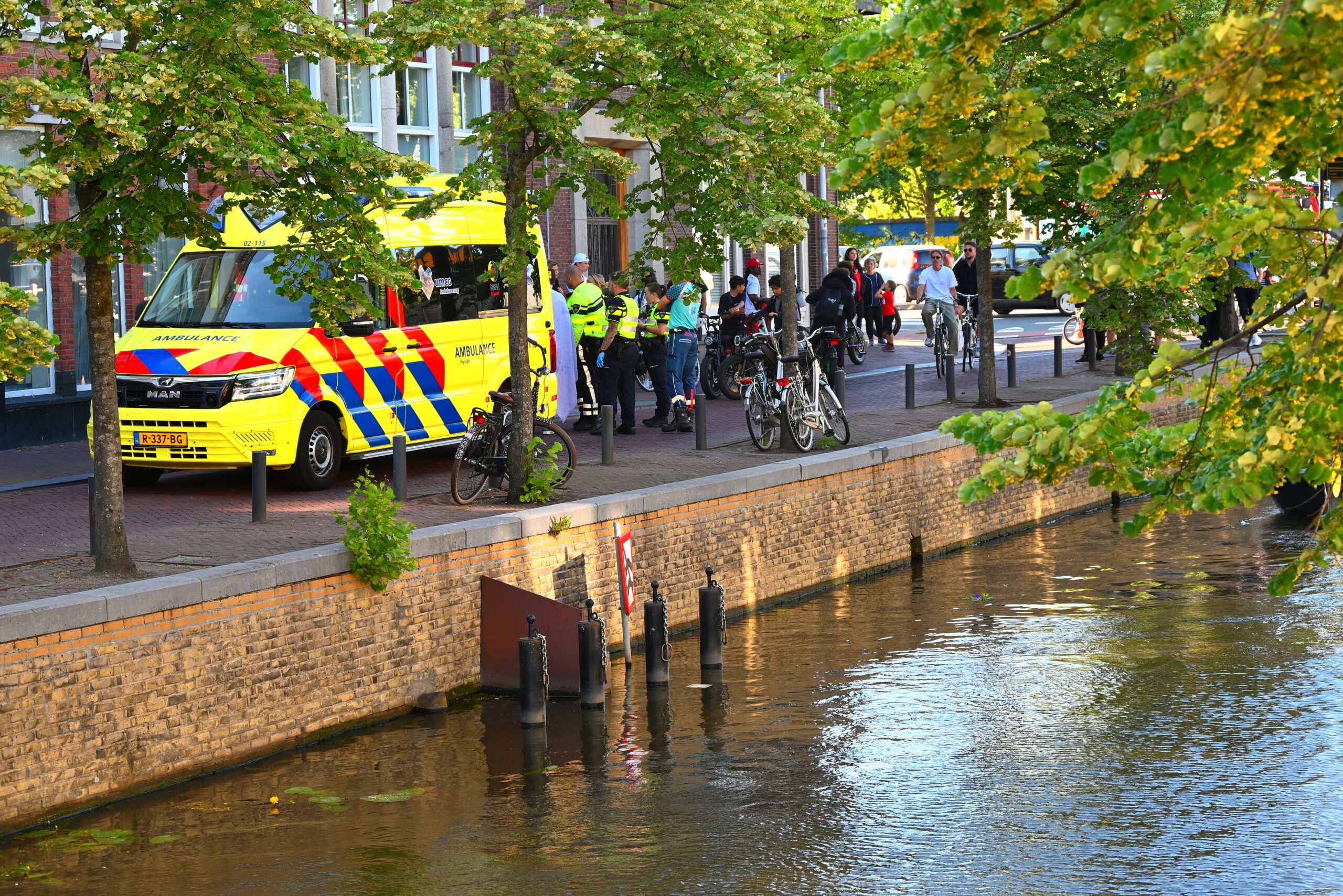 Man onder invloed uit gracht gehaald en aangehouden