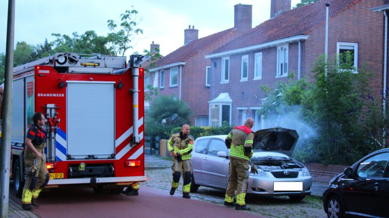 Auto vat vlam aan Verzetsstraat
