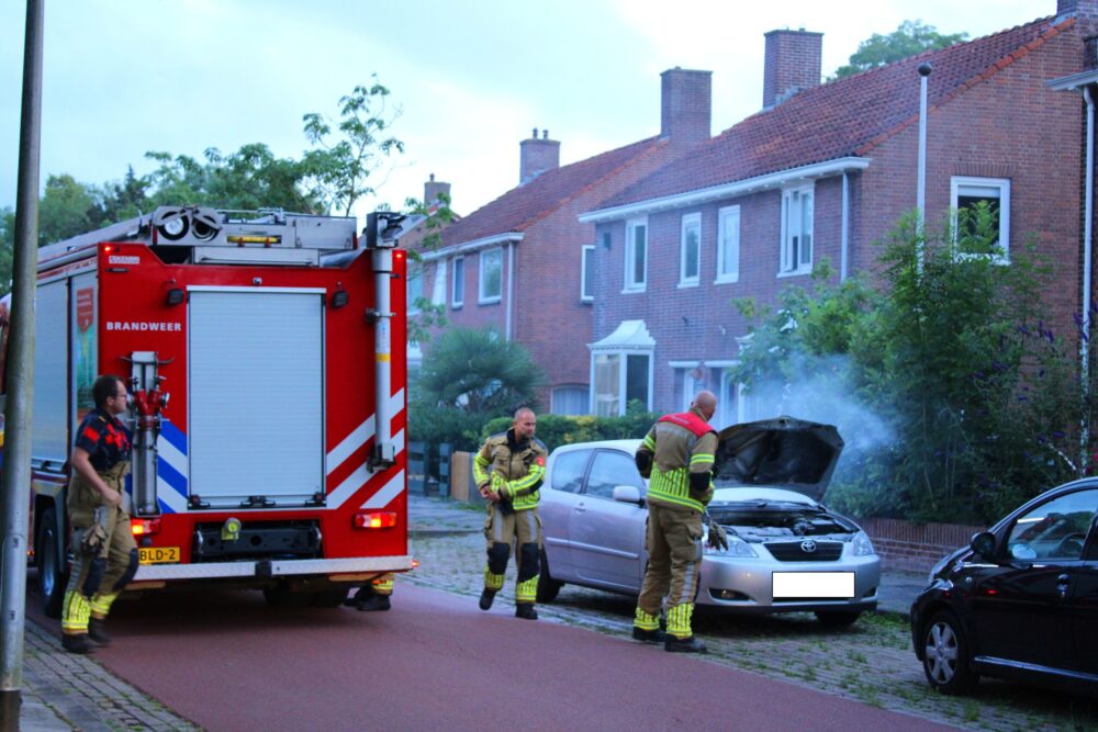 Auto vat vlam aan Verzetsstraat