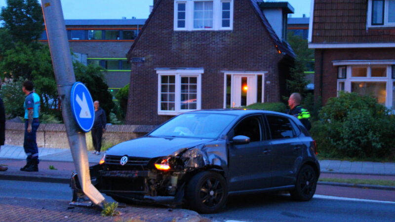 Auto flink beschadigd na botsing op lantaarnpaal
