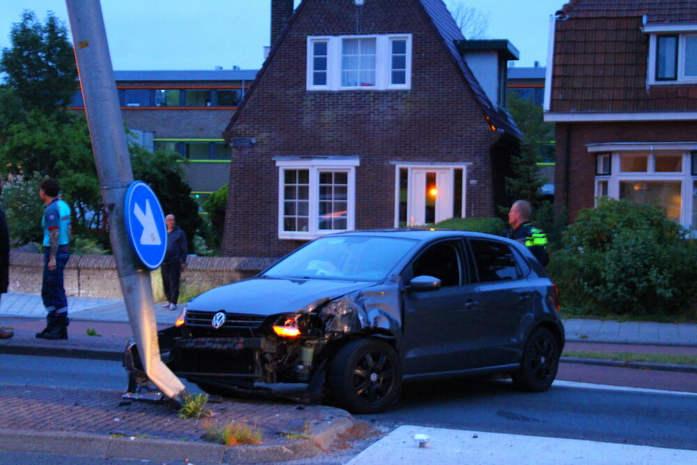 Auto flink beschadigd na botsing op lantaarnpaal