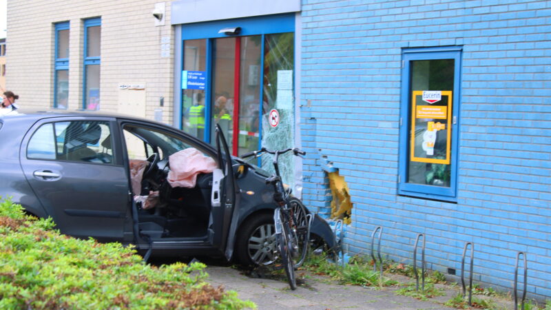 Auto botst tegen gebouw