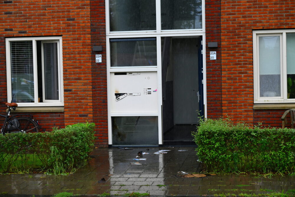 Buitenbrand in portiekflat snel onder controle