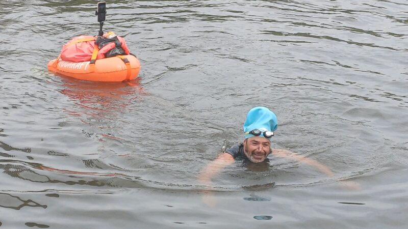 Eltjo Bazen (47) uit Nijmegen voltooit zijn Elfstedenzwemtocht