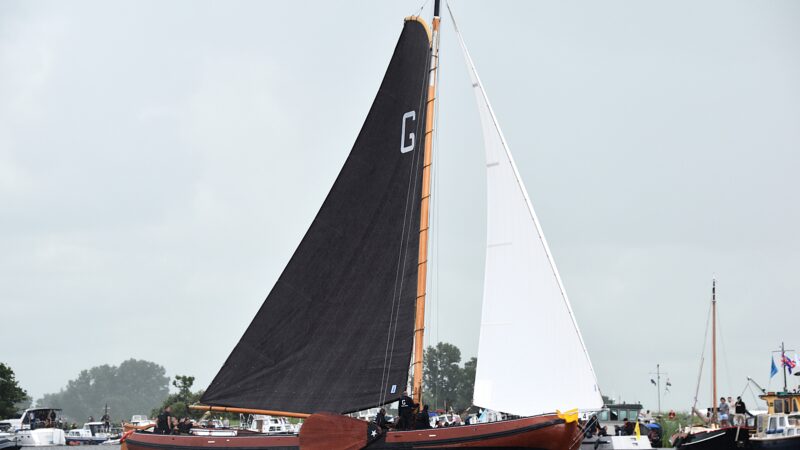 Skûtsje Grou op De Veenhoop van start tot finish voorop