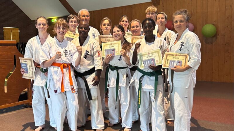 Leeuwarder William Baranyizigiye (61) haalt zwarte band in Shinkyokushin karate