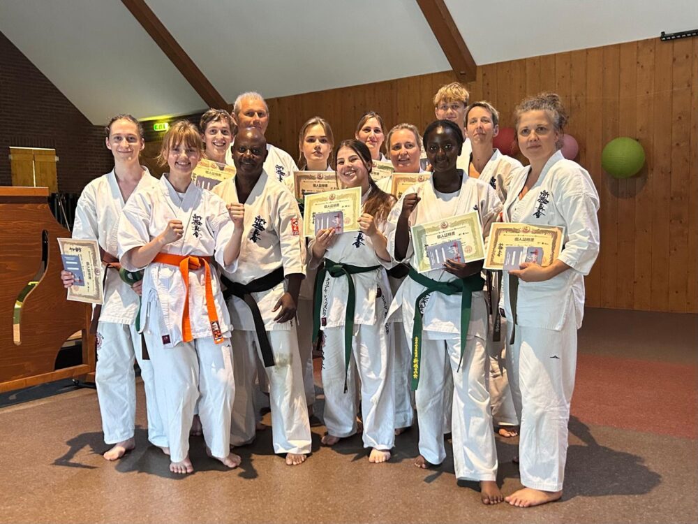 Leeuwarder William Baranyizigiye (61) haalt zwarte band in Shinkyokushin karate