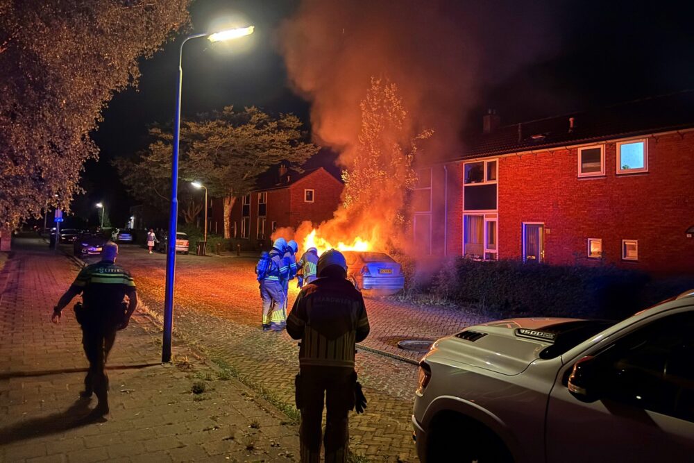 Politie onderzoekt autobranden in Leeuwarden; brandstichting in aantal gevallen waarschijnlijk