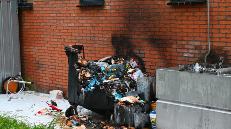 Containerbrand achter viswinkel in Leeuwarden