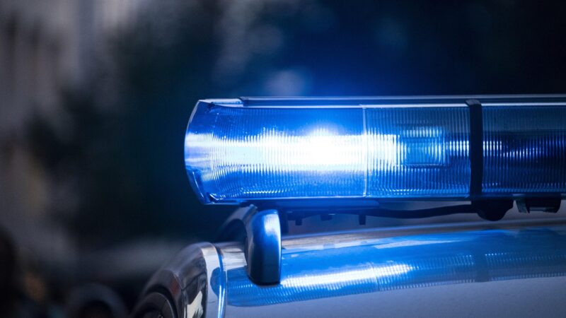 Auto rijdt door na botsing met brommer