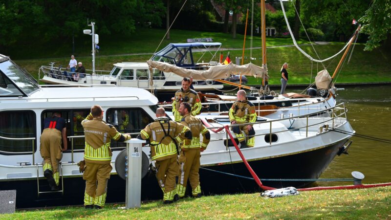Brandweer zet pompen in om zinkende motorkruiser stabiel te houden