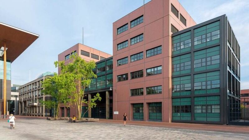 Kassière (19) en Duitse vriend (20) veroordeeld voor overval op supermarkt in Leeuwarden