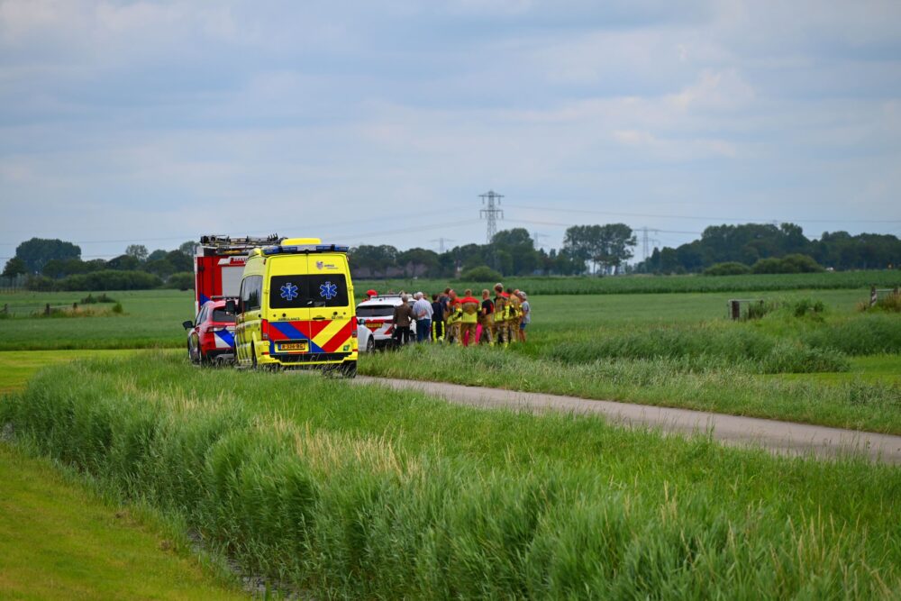 Oudere vrouw met rollator uit het water gehaald in Weidum
