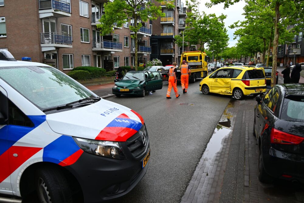 Veel schade bij aanrijding tussen twee auto’s in Leeuwarden