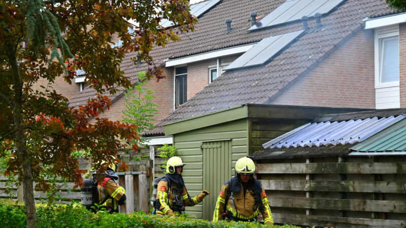 Brand in bijgebouw aan Sierksmastraat snel onder controle
