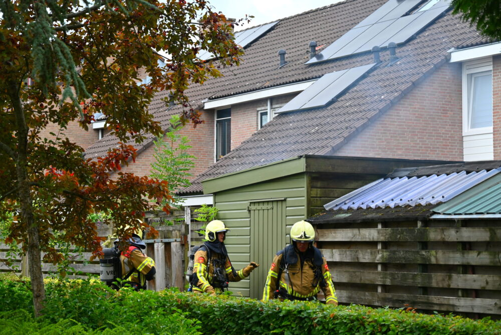 Brand in bijgebouw aan Sierksmastraat snel onder controle
