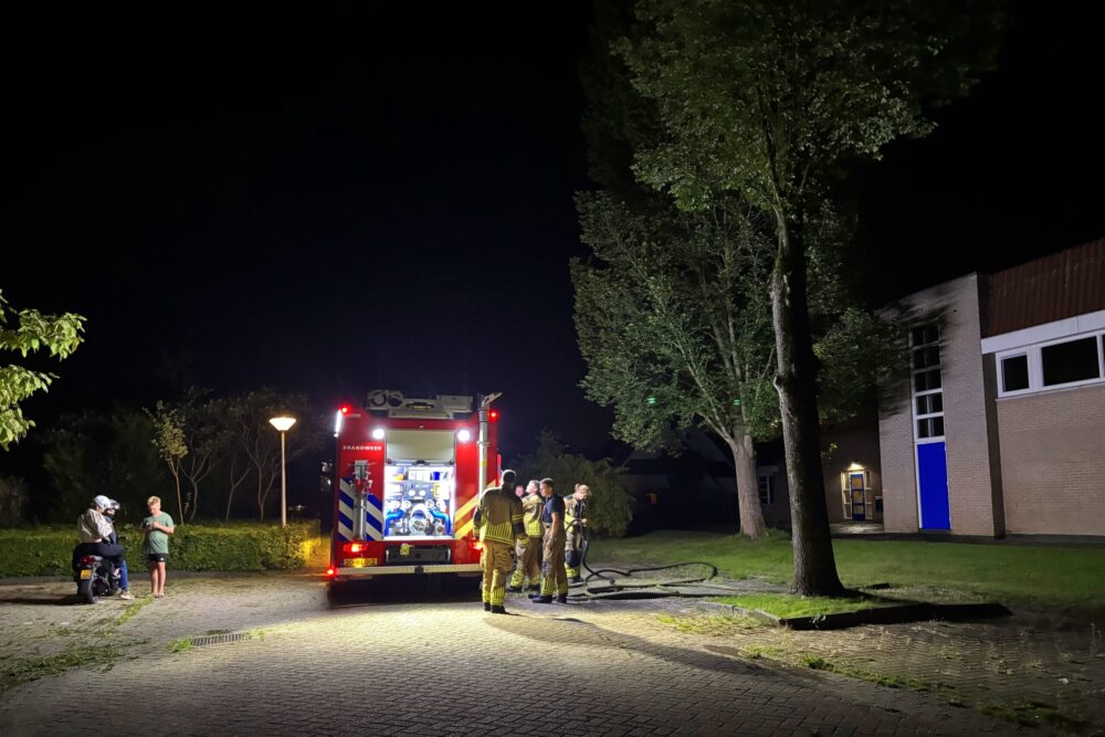 Picknicktafel en kranten in brand