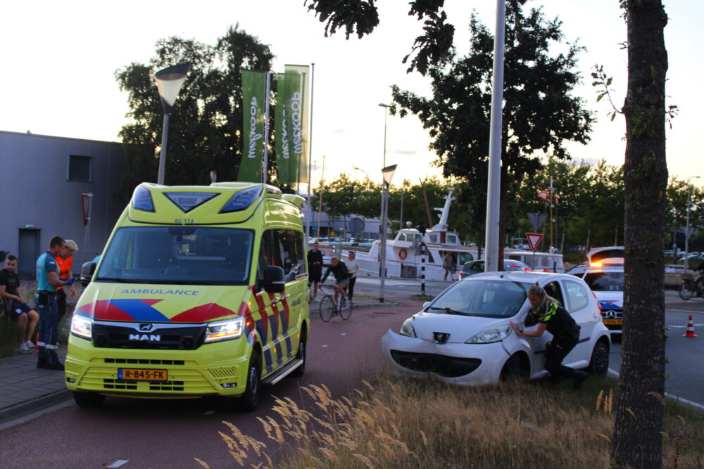 Auto botst tegen lantaarnpaal op rotonde