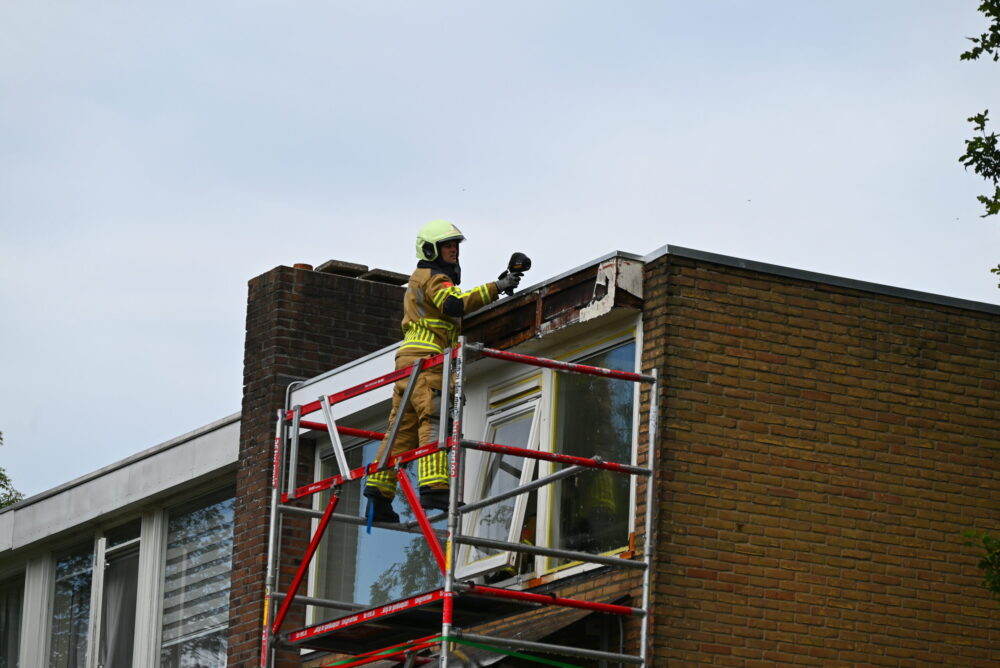 Brand op dak snel onder controle