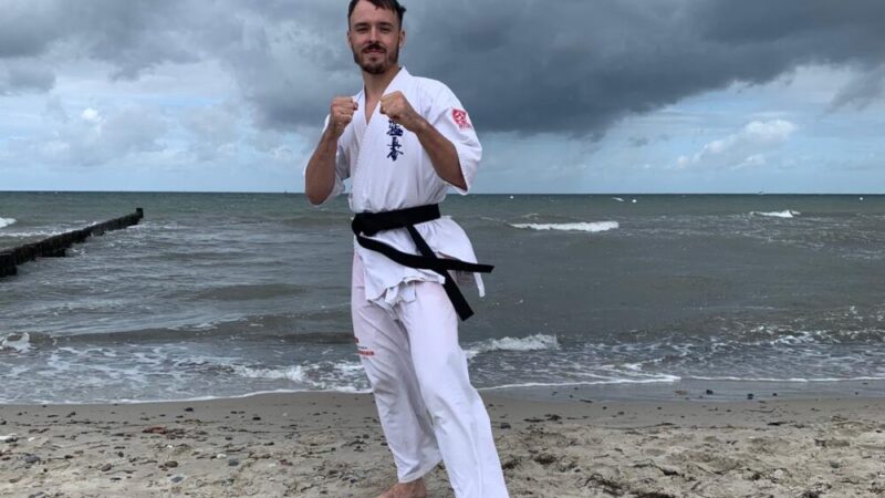 Egbert Jan Pool van karatevereniging Iryoku slaagt in Duitsland voor zwarte band karate