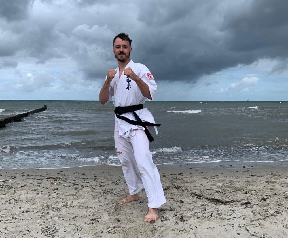 Egbert Jan Pool van karatevereniging Iryoku slaagt in Duitsland voor zwarte band karate