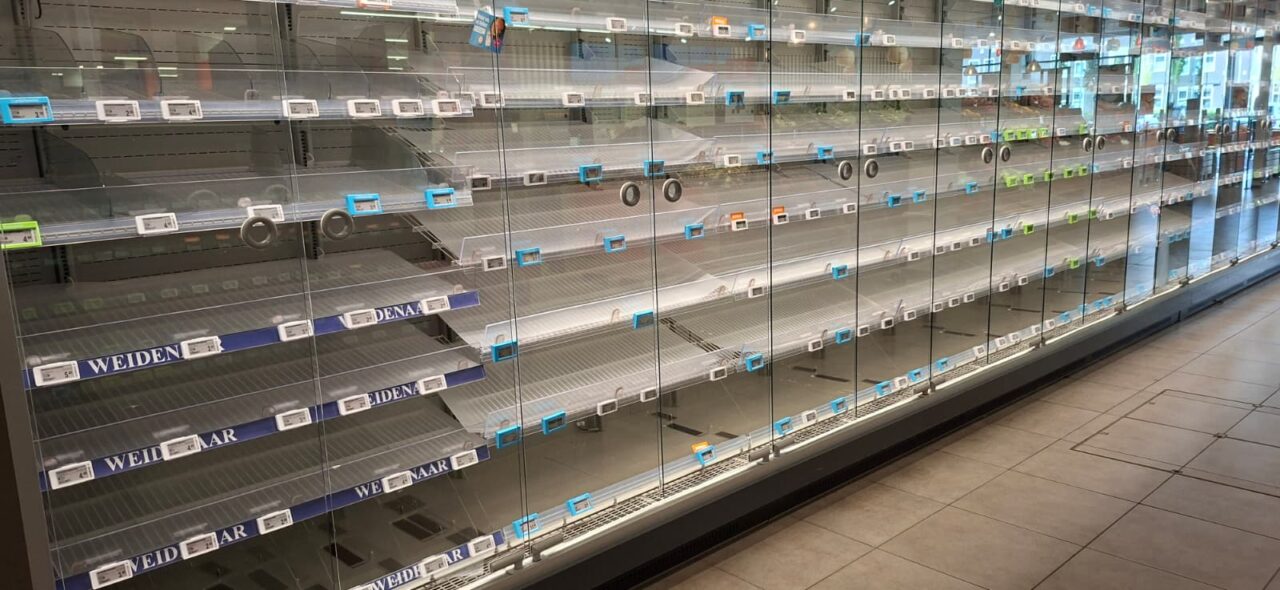 Lege schappen bij Albert Heijn na uitval koelingen