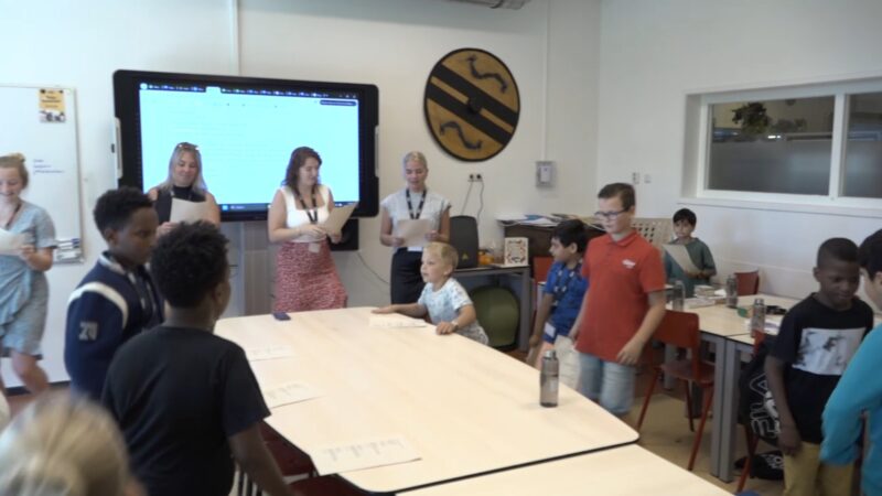 VIDEO: Vakantieschool Leeuwarden breekt record: 200 kinderen leren en spelen deze zomer