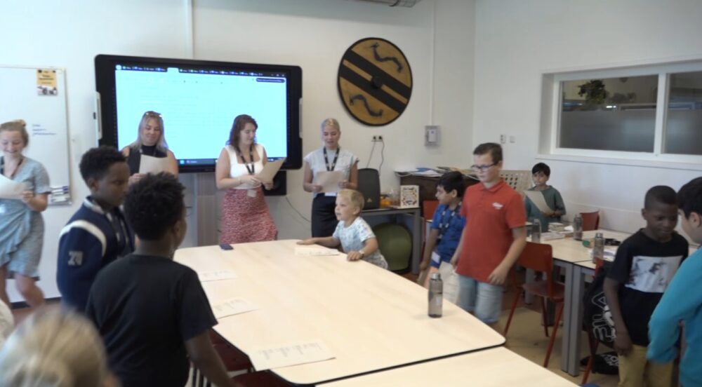 VIDEO: Vakantieschool Leeuwarden breekt record: 200 kinderen leren en spelen deze zomer