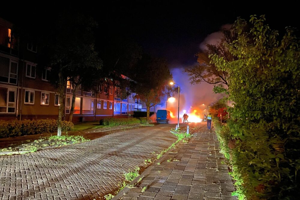Bestelbus zwaar beschadigd door brand in Leeuwarden