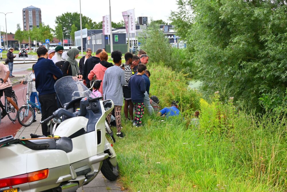Vrouw door omstanders en politie uit sloot gehaald in Leeuwarden