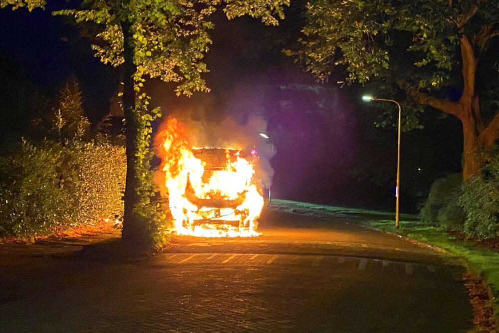 Taxibus volledig uitgebrand in Leeuwarden
