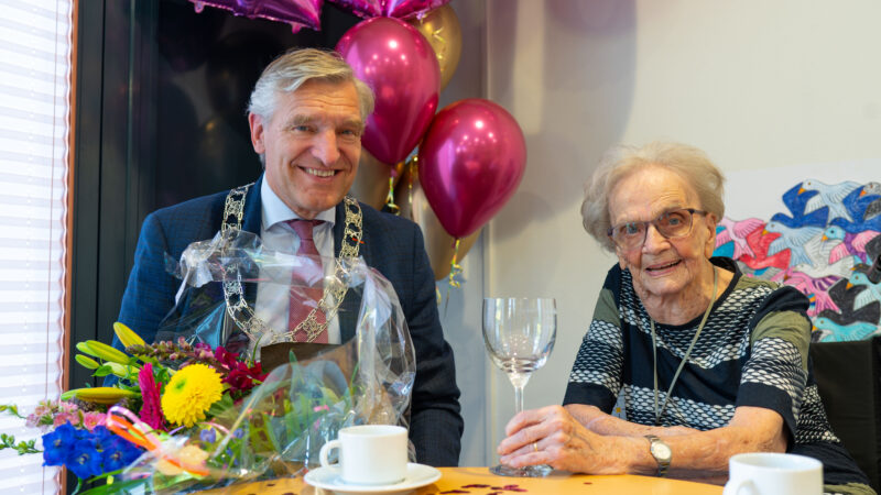Burgemeester feliciteert 100-jarige Aletta Buising uit Leeuwarden
