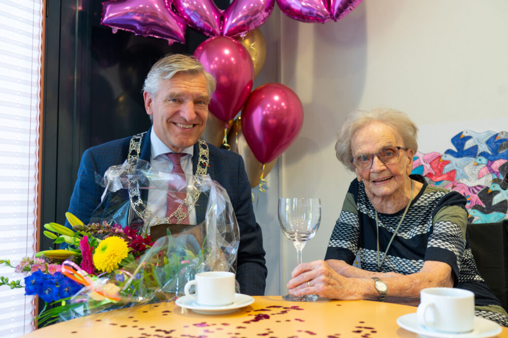 Burgemeester feliciteert 100-jarige Aletta Buising uit Leeuwarden