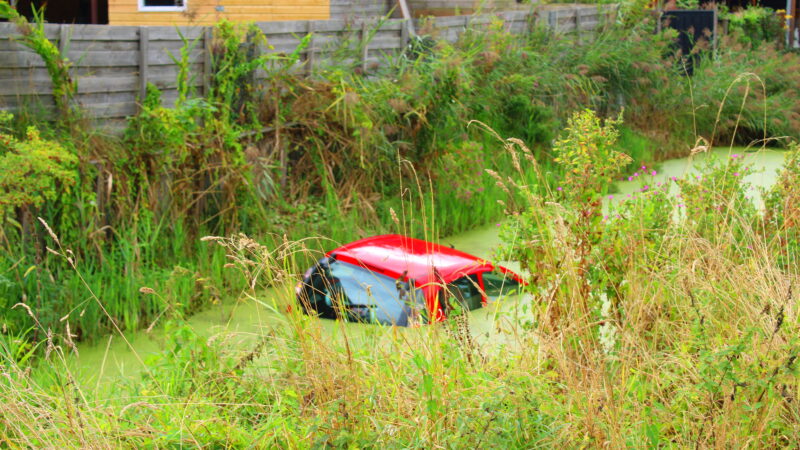 Voertuig te water na aanrijding