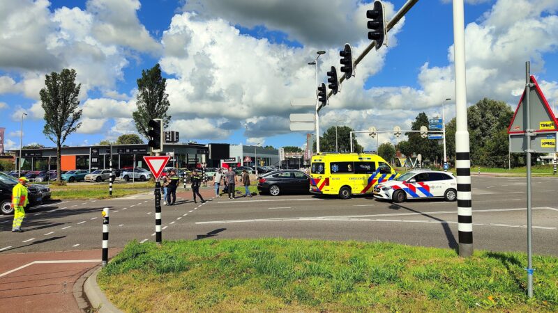Scootmobiel en auto in botsing